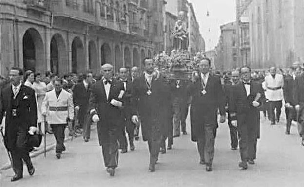 Procesión de la Virgen de Valvanera a su paso por la calle General Mola, hoy calle Portales, en 1958