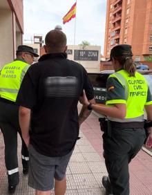 Imagen secundaria 2 - Varios momentos de la detención del camionero. 