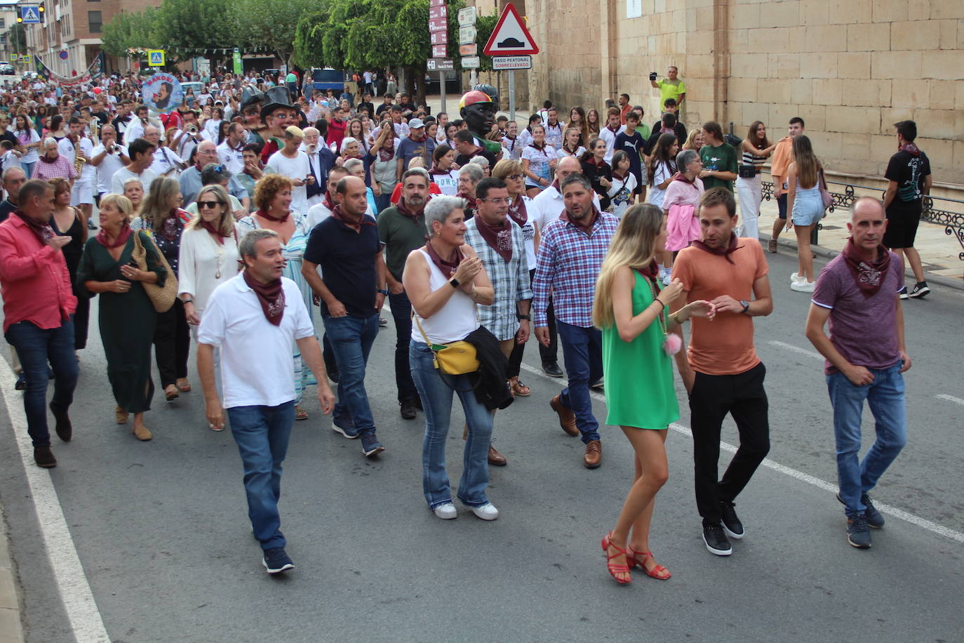 Fotos: Música y cohete de las fiestas de la Cruz de Fuenmayor