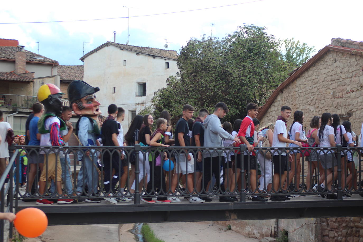 Fotos: Música y cohete de las fiestas de la Cruz de Fuenmayor