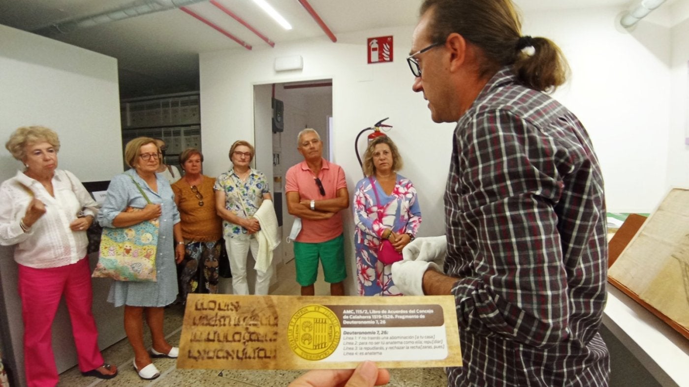 Javier Torralbo explicando ayer en el archivo el fragmento del Deuteronomio y un marcapáginas que se ha editado sobre el mismo . 