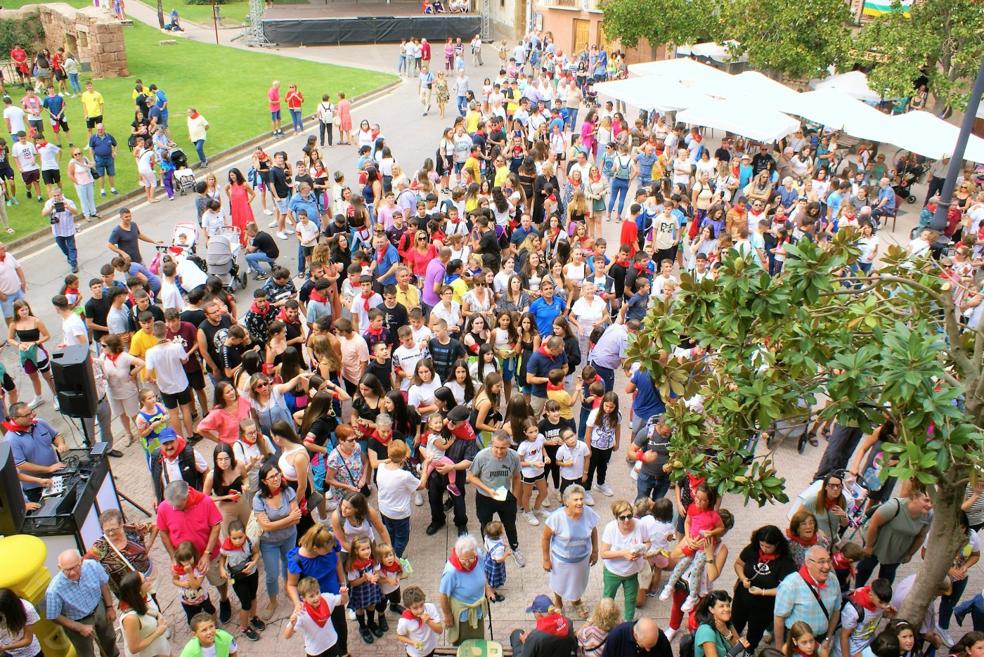 Los najerinos acudieron a la plaza de España para asistir al lanzamiento del cohete que anunciaba el comienzo de las fiestas. 