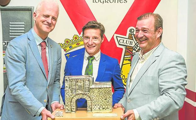 Urdiales recoge el premio el trofeo 'Ciudad de Logroño'.