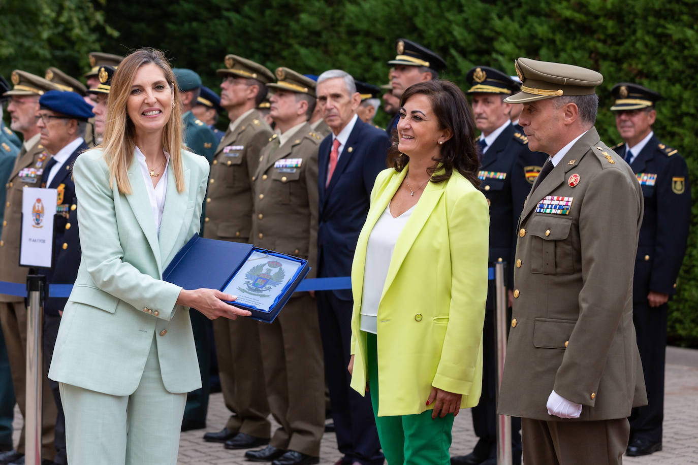 Fotos: El Instituto de Estudios Riojanos (IER), el Ateneo Riojano y la Fundación Ibercaja recogen los galardones de la Delegación de Defensa