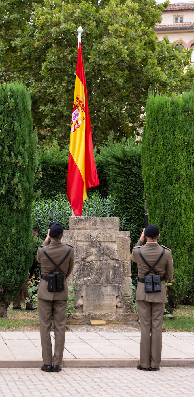 Fotos: El Instituto de Estudios Riojanos (IER), el Ateneo Riojano y la Fundación Ibercaja recogen los galardones de la Delegación de Defensa