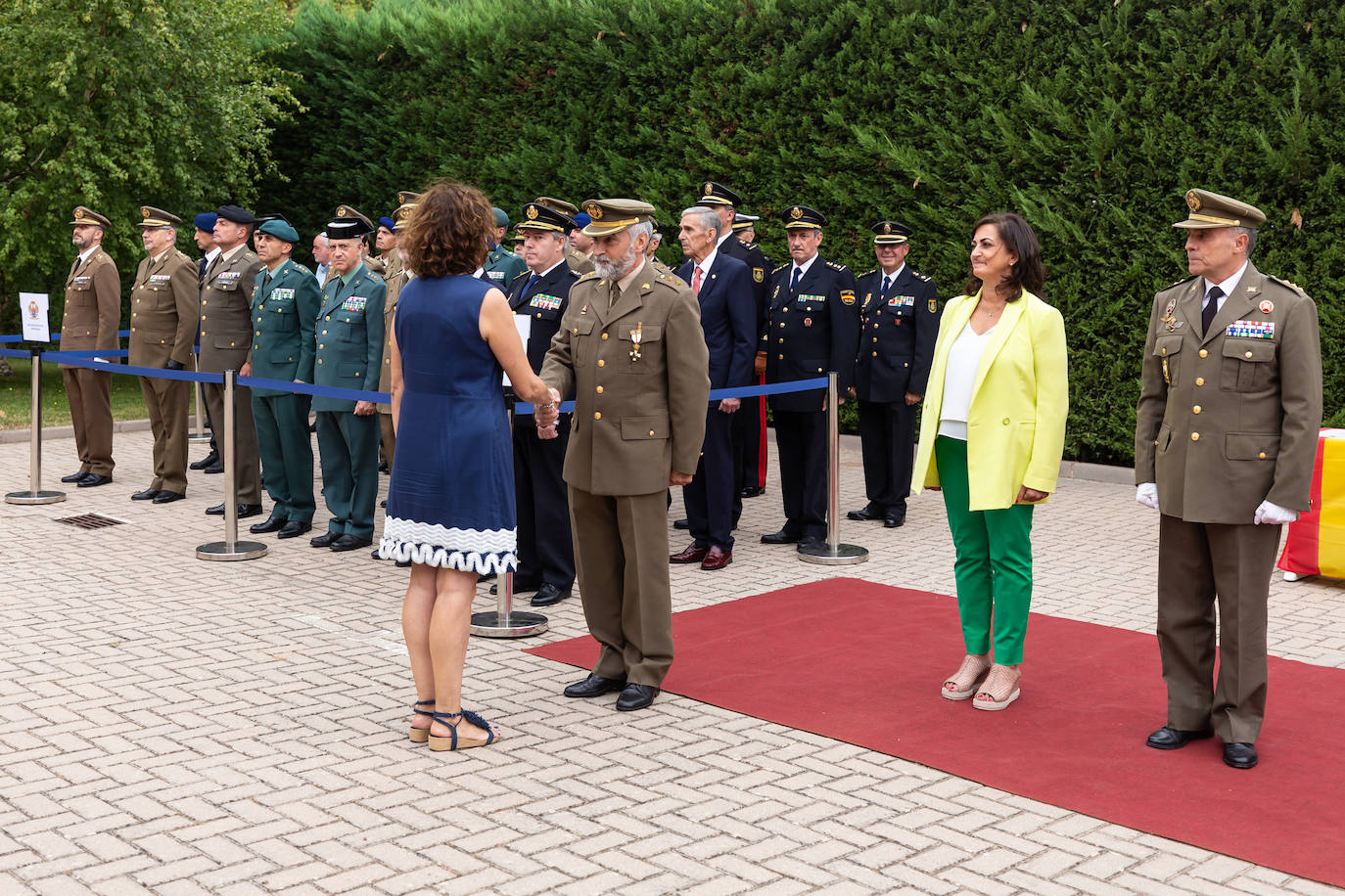 Fotos: El Instituto de Estudios Riojanos (IER), el Ateneo Riojano y la Fundación Ibercaja recogen los galardones de la Delegación de Defensa