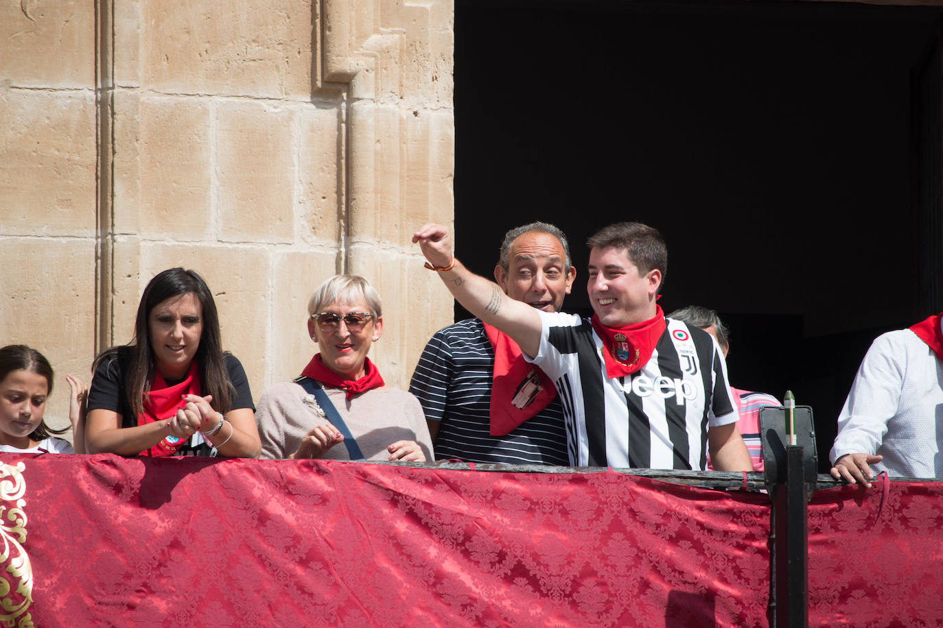 Fotos: El cohete abre las fiestas de Gracias y de San Jerónimo Hermosilla en Santo Domingo