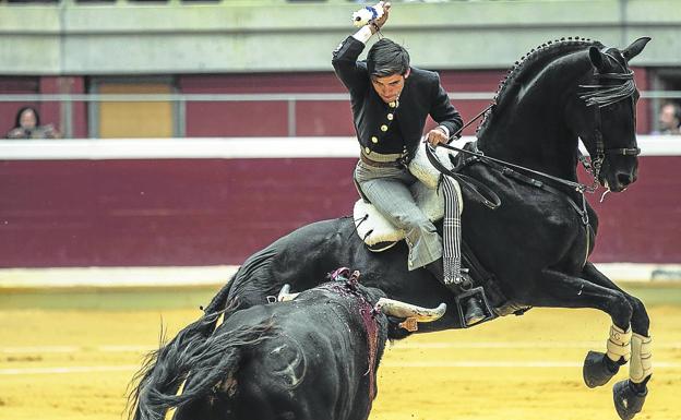 Acción de Hermoso de Mendoza a la grupa de su caballo. 