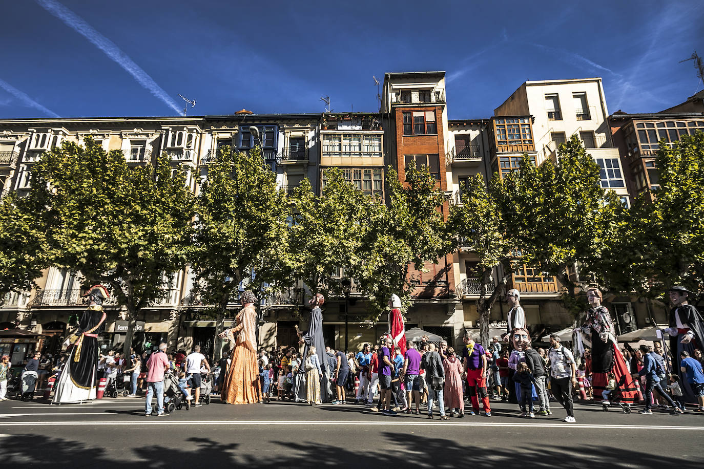 Fotos: Pasacalles de la comparsa de Gigantes y Cabezudos
