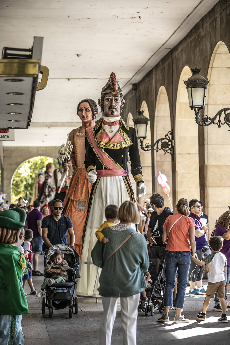 Fotos: Pasacalles de la comparsa de Gigantes y Cabezudos