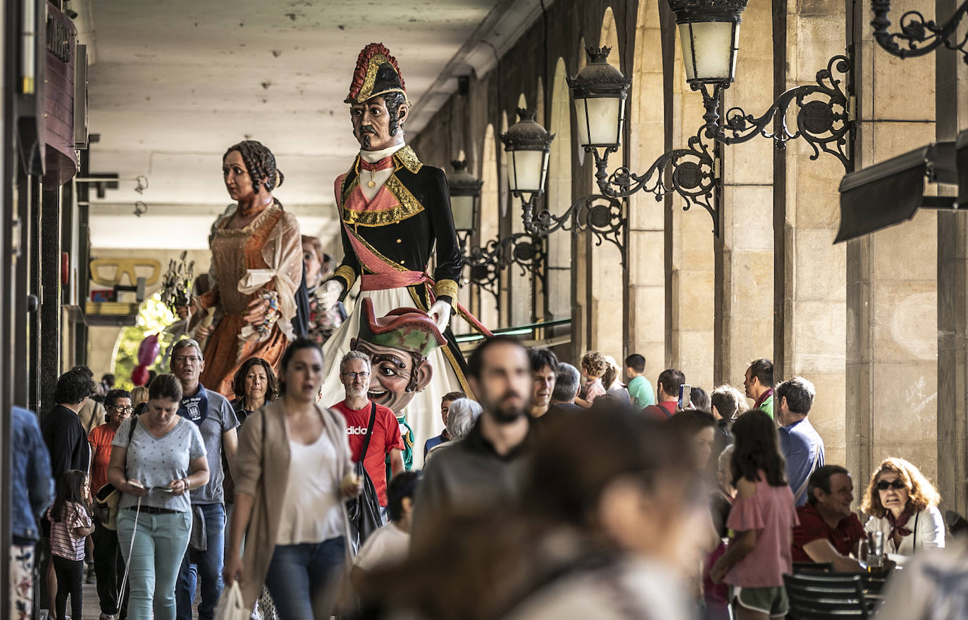 Fotos: Pasacalles de la comparsa de Gigantes y Cabezudos