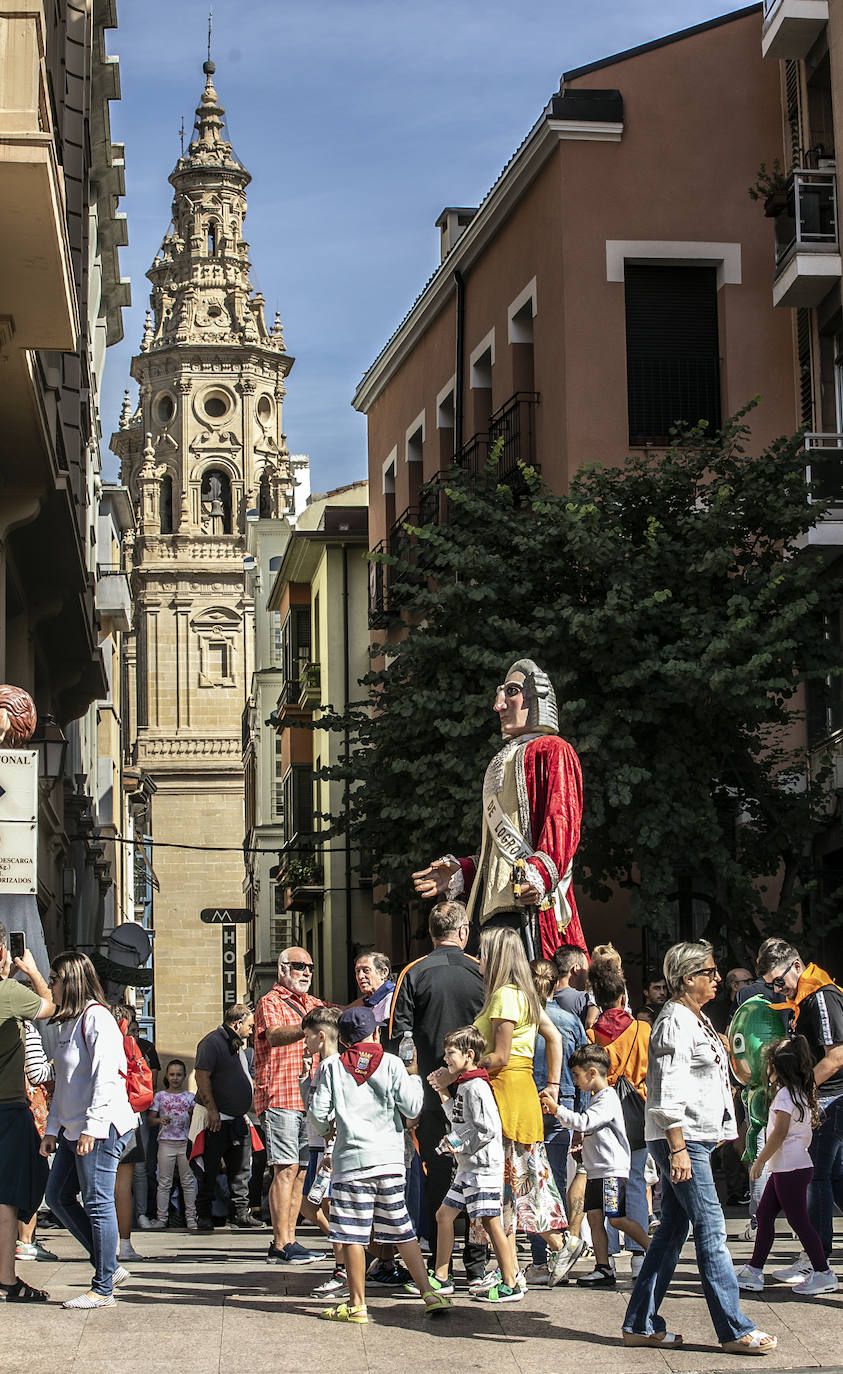 Fotos: Pasacalles de la comparsa de Gigantes y Cabezudos