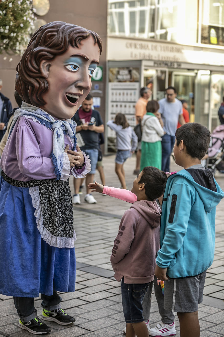 Fotos: Pasacalles de la comparsa de Gigantes y Cabezudos