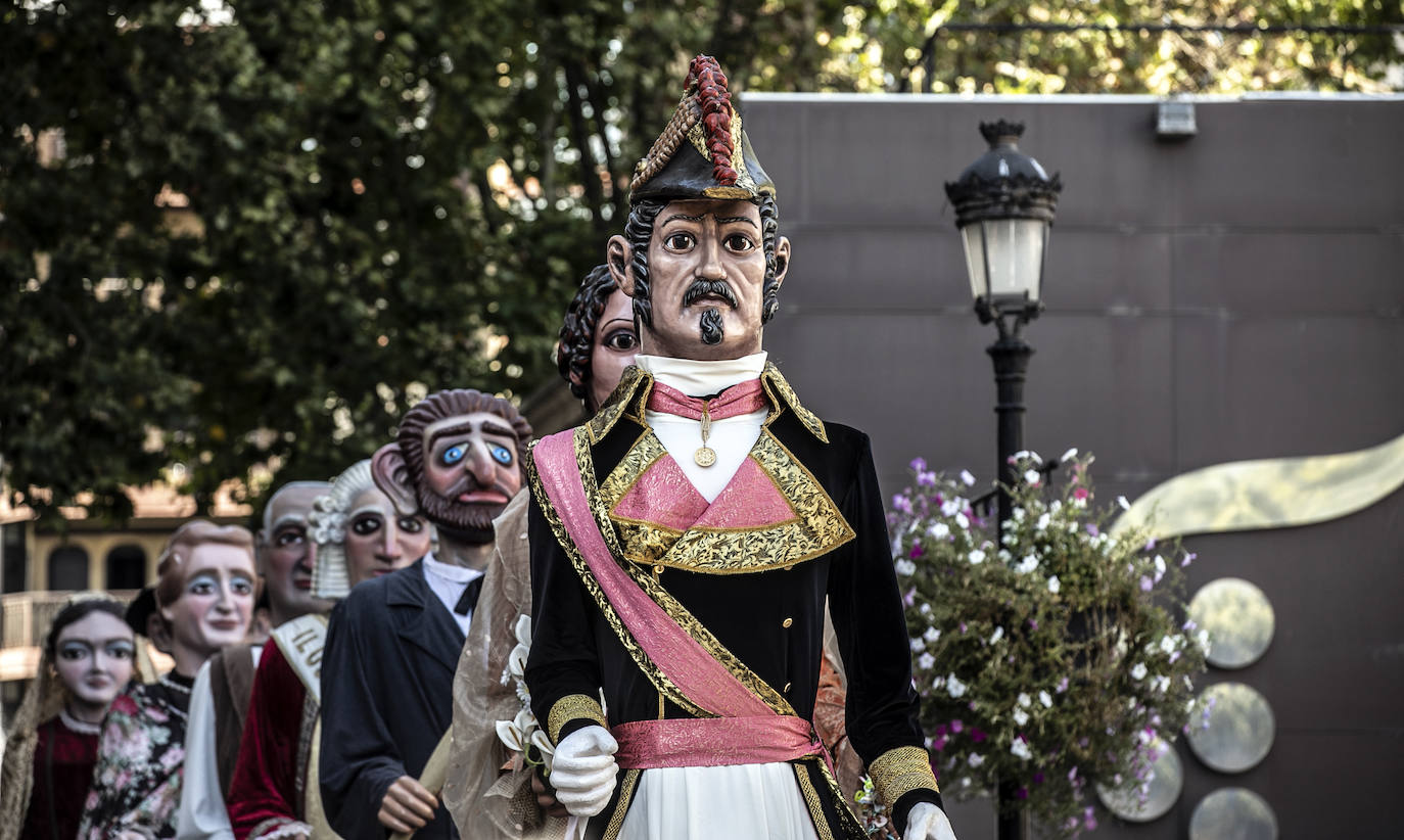 Fotos: Pasacalles de la comparsa de Gigantes y Cabezudos