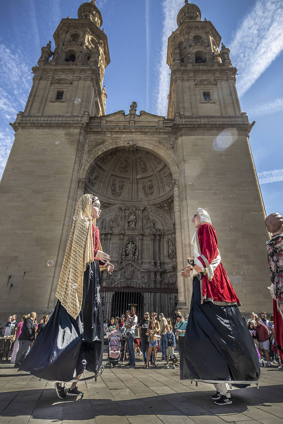 Fotos: Pasacalles de la comparsa de Gigantes y Cabezudos