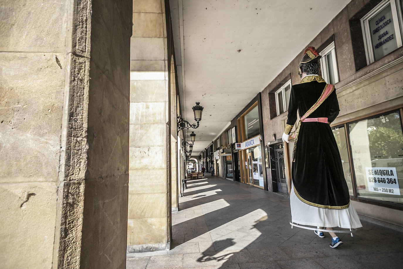 Fotos: Pasacalles de la comparsa de Gigantes y Cabezudos