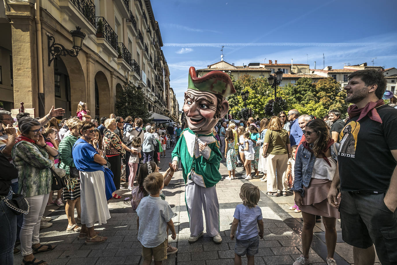 Fotos: Pasacalles de la comparsa de Gigantes y Cabezudos