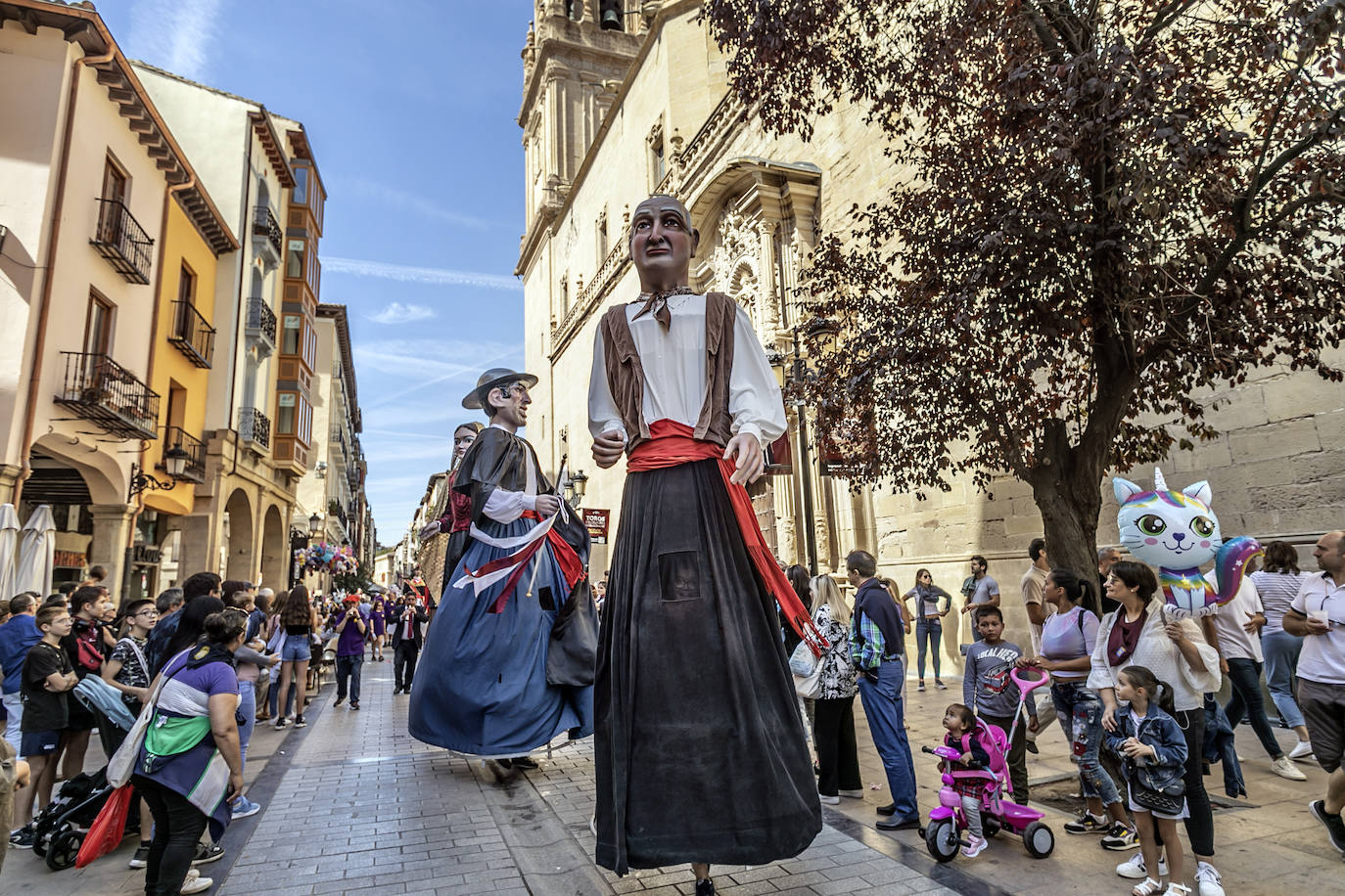 Fotos: Pasacalles de la comparsa de Gigantes y Cabezudos