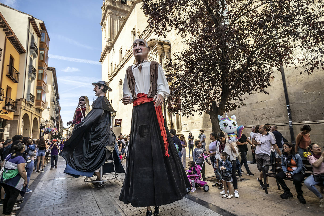 Fotos: Pasacalles de la comparsa de Gigantes y Cabezudos