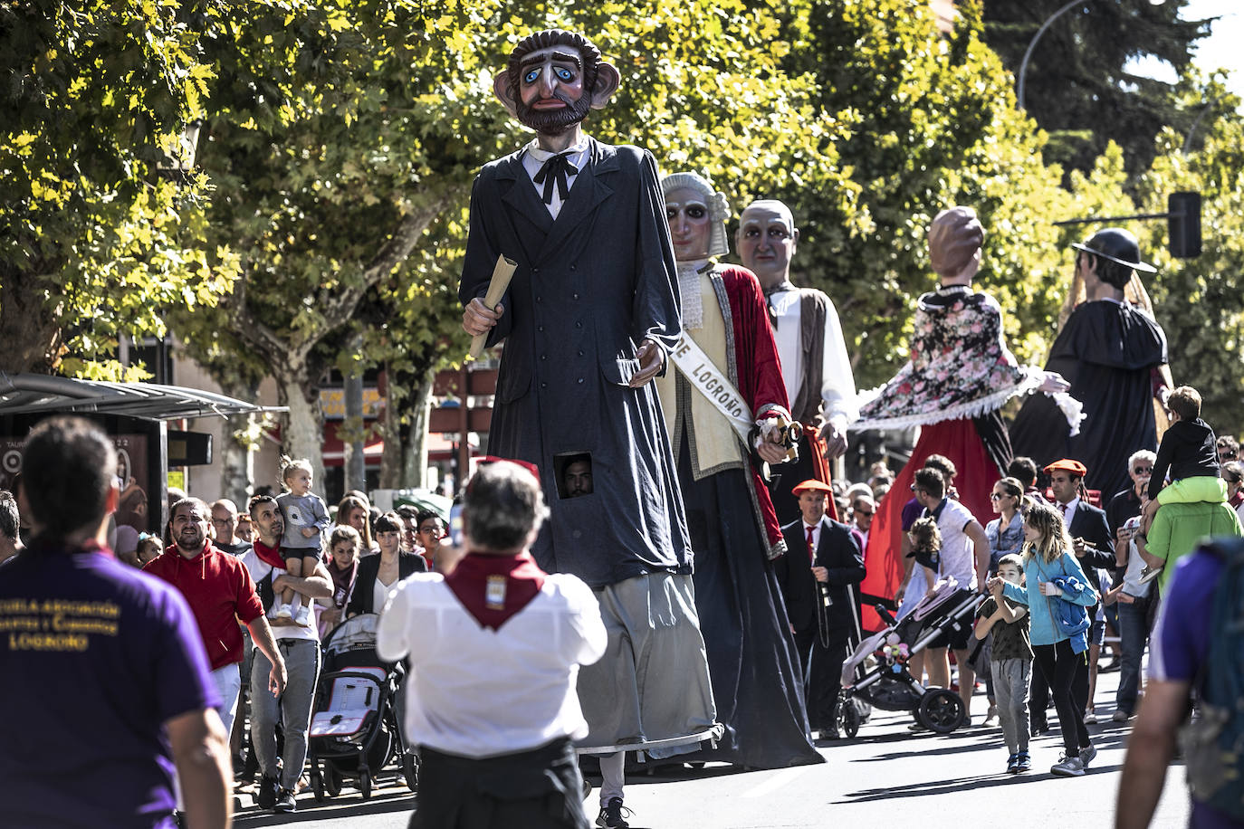 Fotos: Pasacalles de la comparsa de Gigantes y Cabezudos