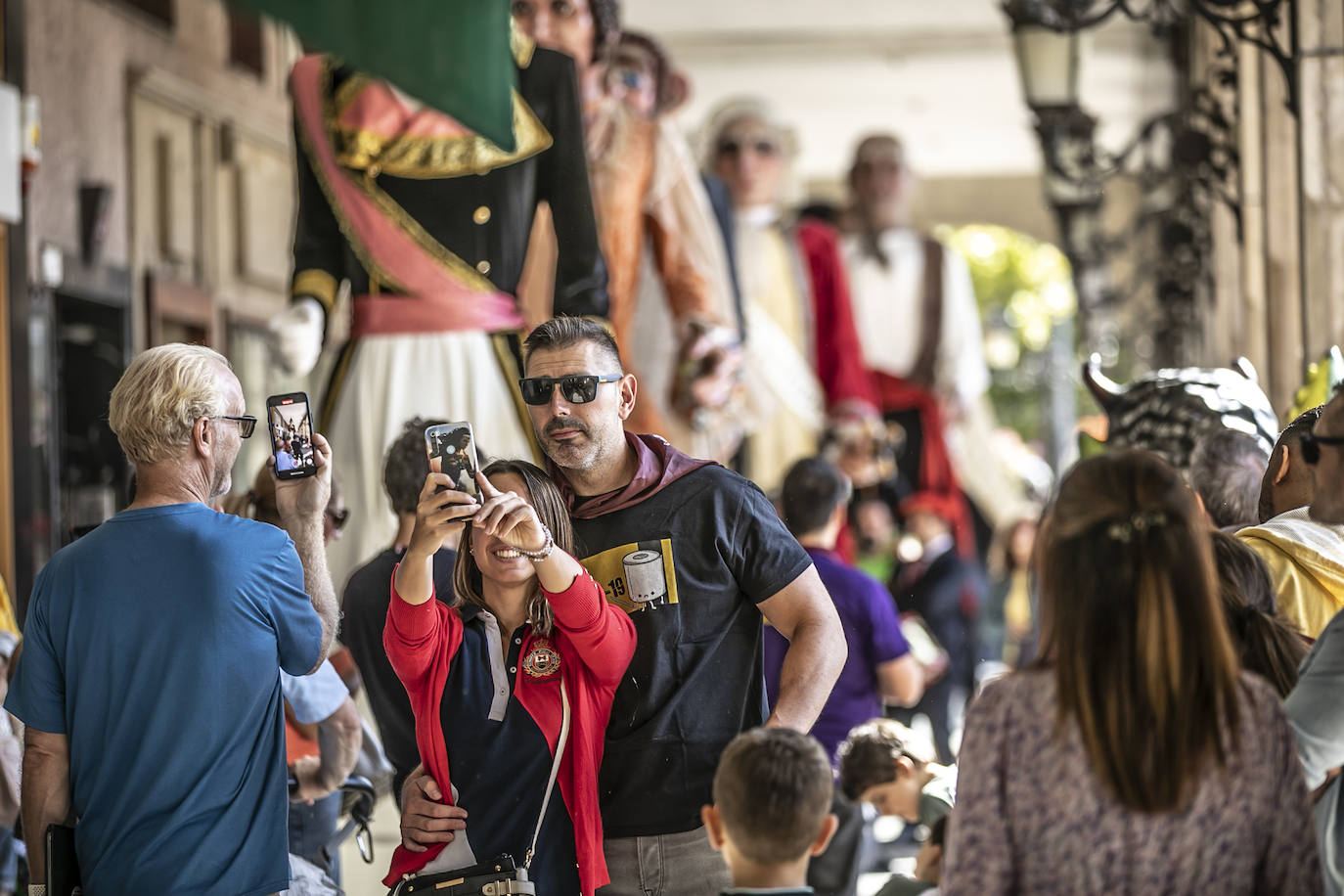 Fotos: Pasacalles de la comparsa de Gigantes y Cabezudos