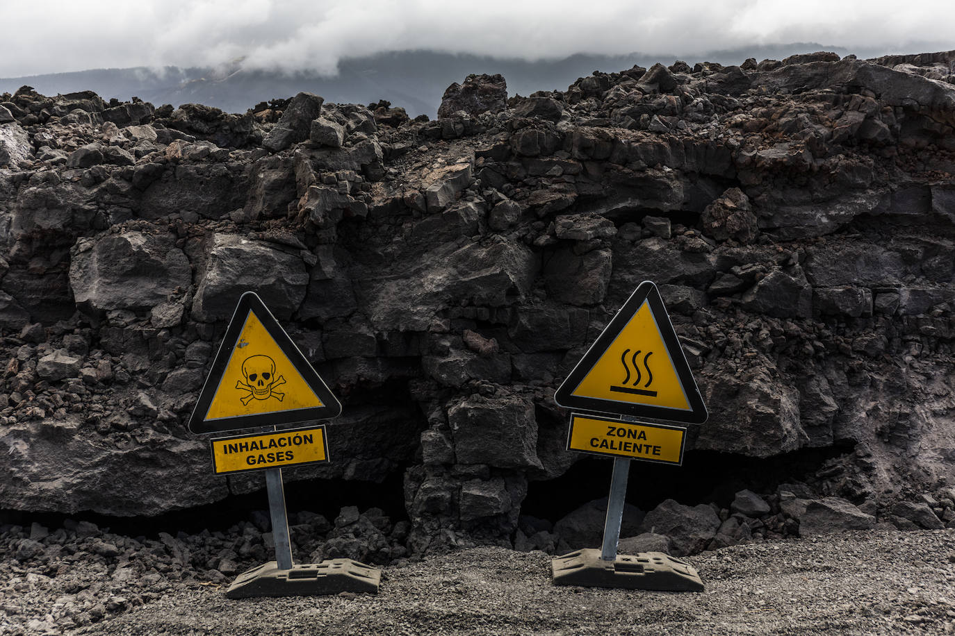 Numerosas señales advierten del peligro que todavía emana el manto de lava desprendido por el volcán.