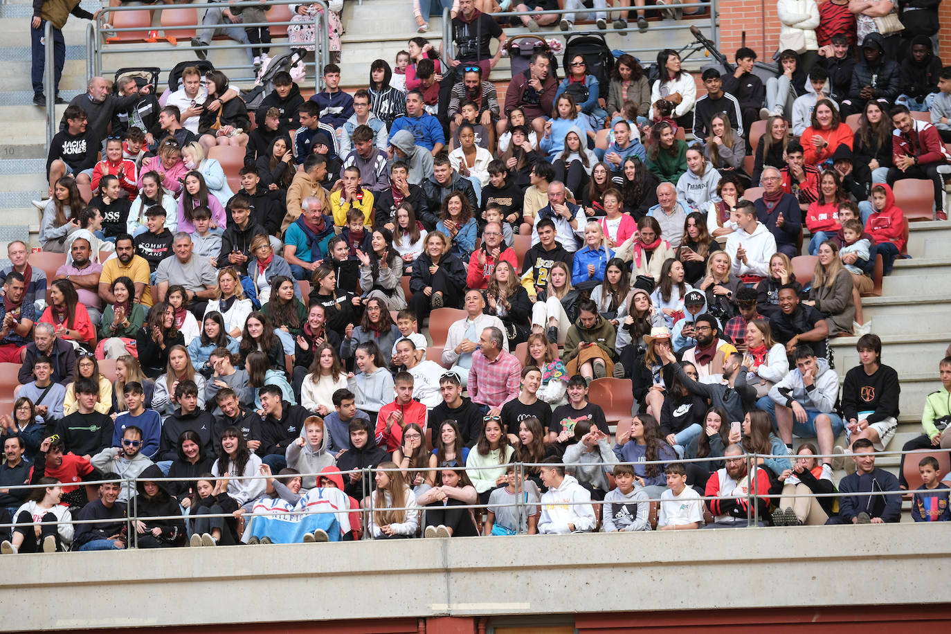 Fotos: Las vaquillas llenan La Ribera el domingo