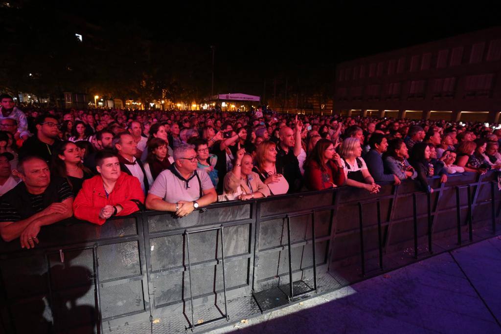 Fotos: Concierto de Café Quijano en la plaza del Ayuntamiento