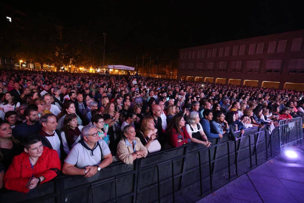 Fotos: Concierto de Café Quijano en la plaza del Ayuntamiento