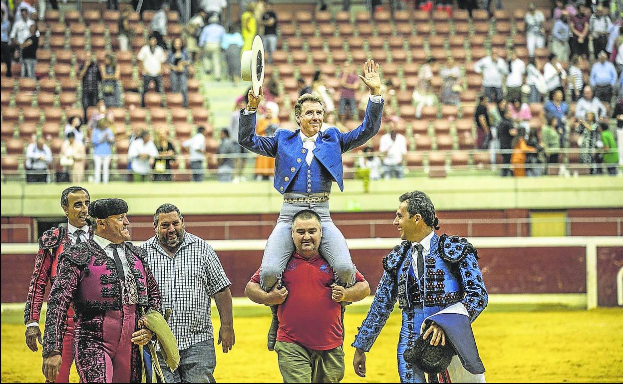 Salida a hombros del rejoneador. A la derecha, cita al toro y calcula el encuentro.