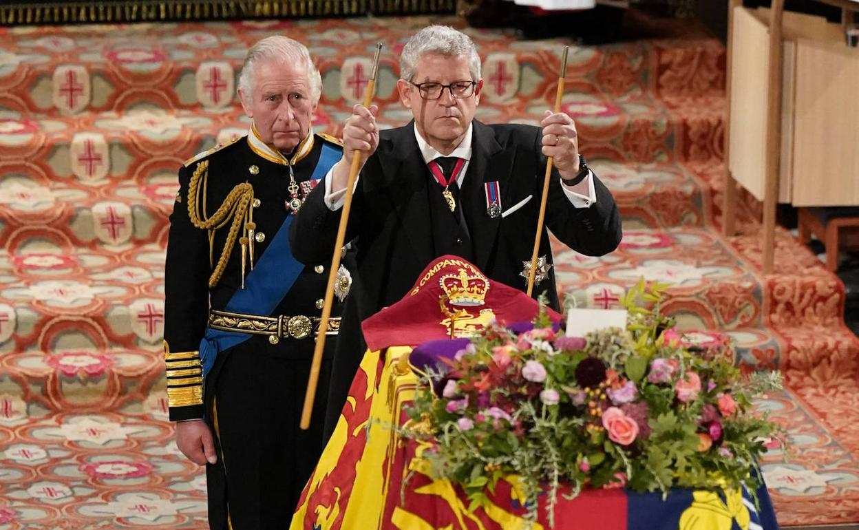 El chamberlán muestra la vara rota. 