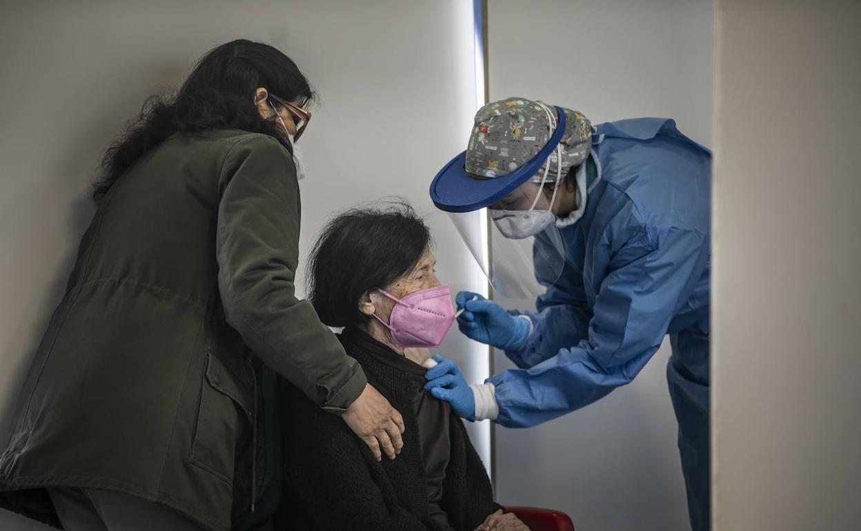 Proceso de vacunación a los mayores de 95 años 