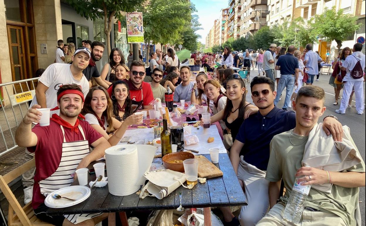 Unai y Abel junto al resto de su cuadrilla después de participar en el Concurso de Calderetas que se celebró ayer en la calle Gonzalo de Berceo. 