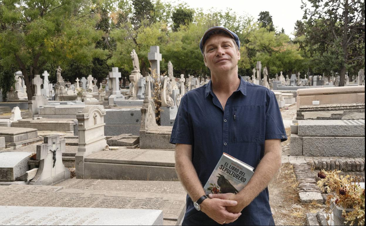 Oliver Pötzsch, en el cementerio de La Almudena, en Madrid. 