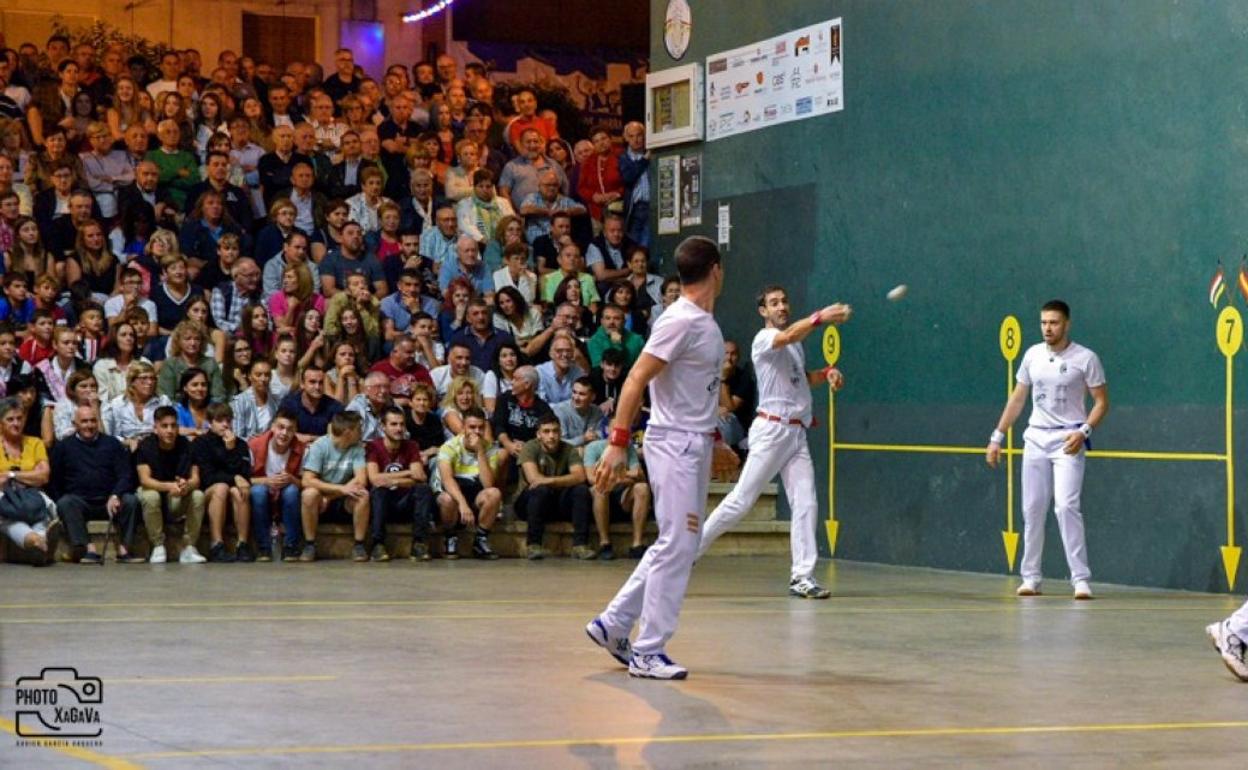 David Merino golpea la pelota ante la mirada de su hermano Miguel (iz.) y de Landa y Alduntzin. 