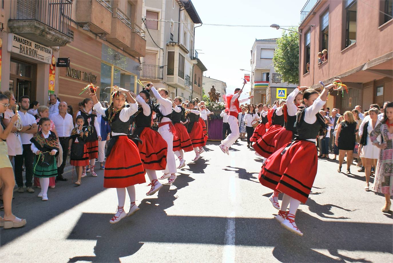 Fotos: Primer día grande de fiestas en Baños de Río Tobía