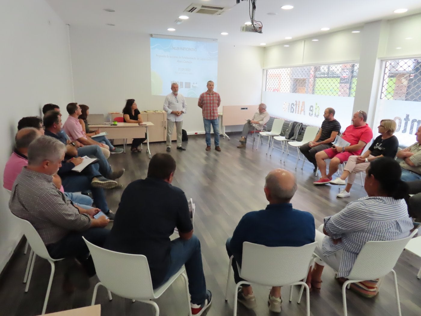 Marín y Álvarez dieron la bienvenida al taller participativo. 