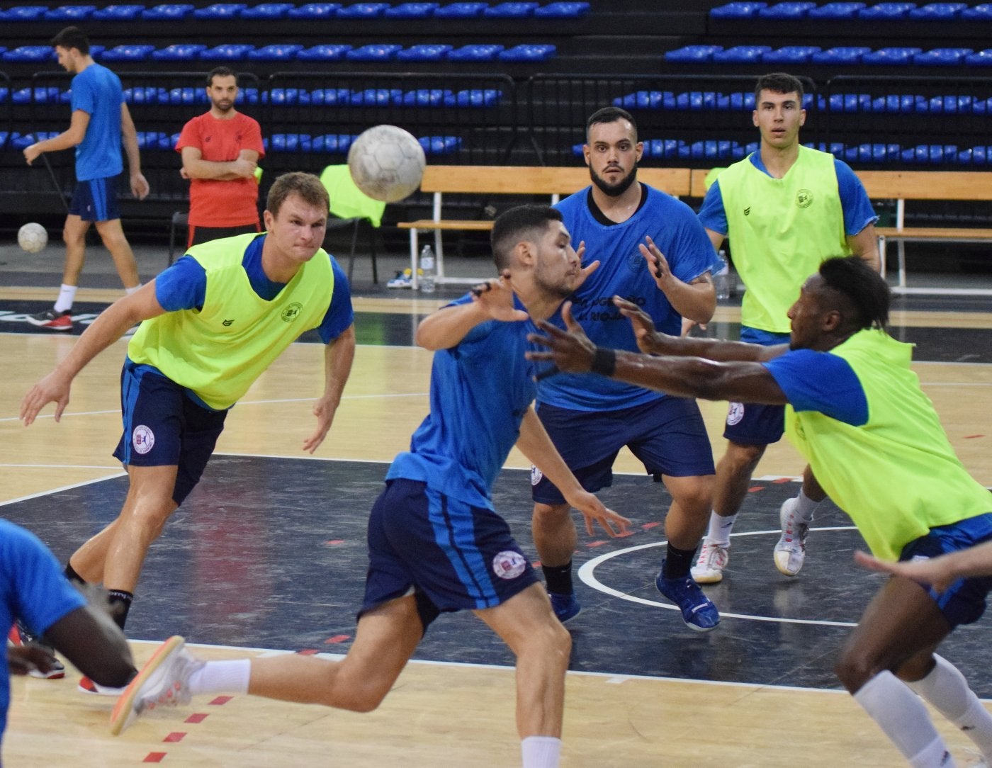 Ismael El Korchi pasa el balón antes de chocarse con Keita. 