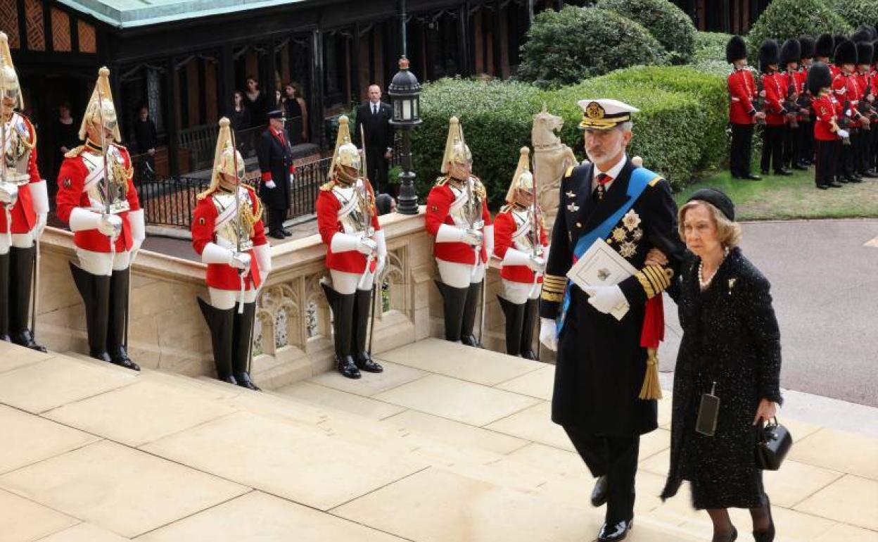 Felie VI, con su madre doña Sofía, en el funeral de Isabel II. 