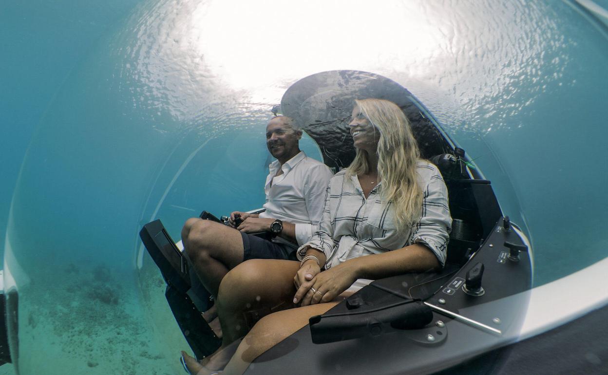 Dos tripulantes, disfrutando del fondo marino a bordo del NEMO 2. 