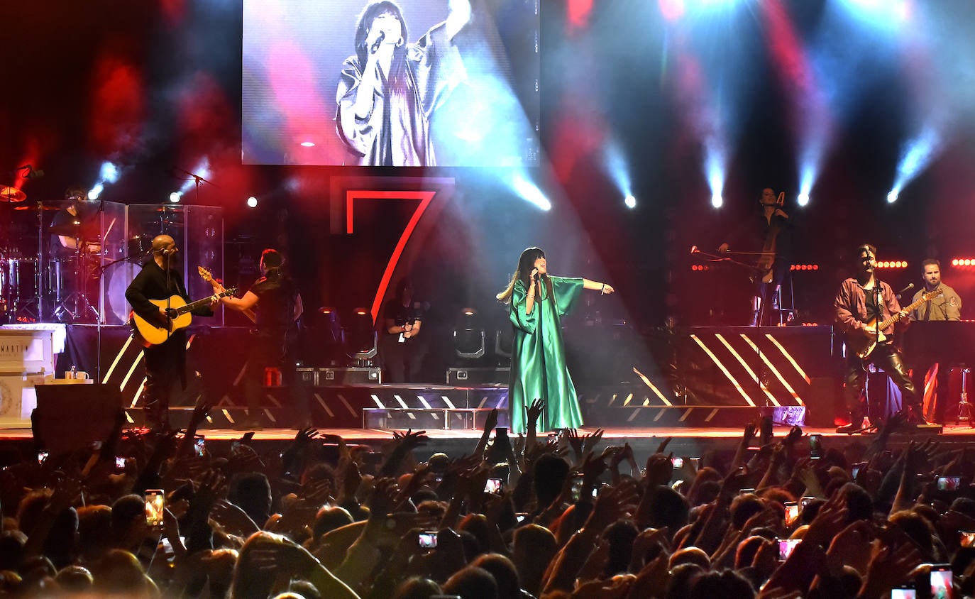 Fotos: Vanesa Martín llenó la plaza del Ayuntamiento de Logroño en su concierto de San Mateo
