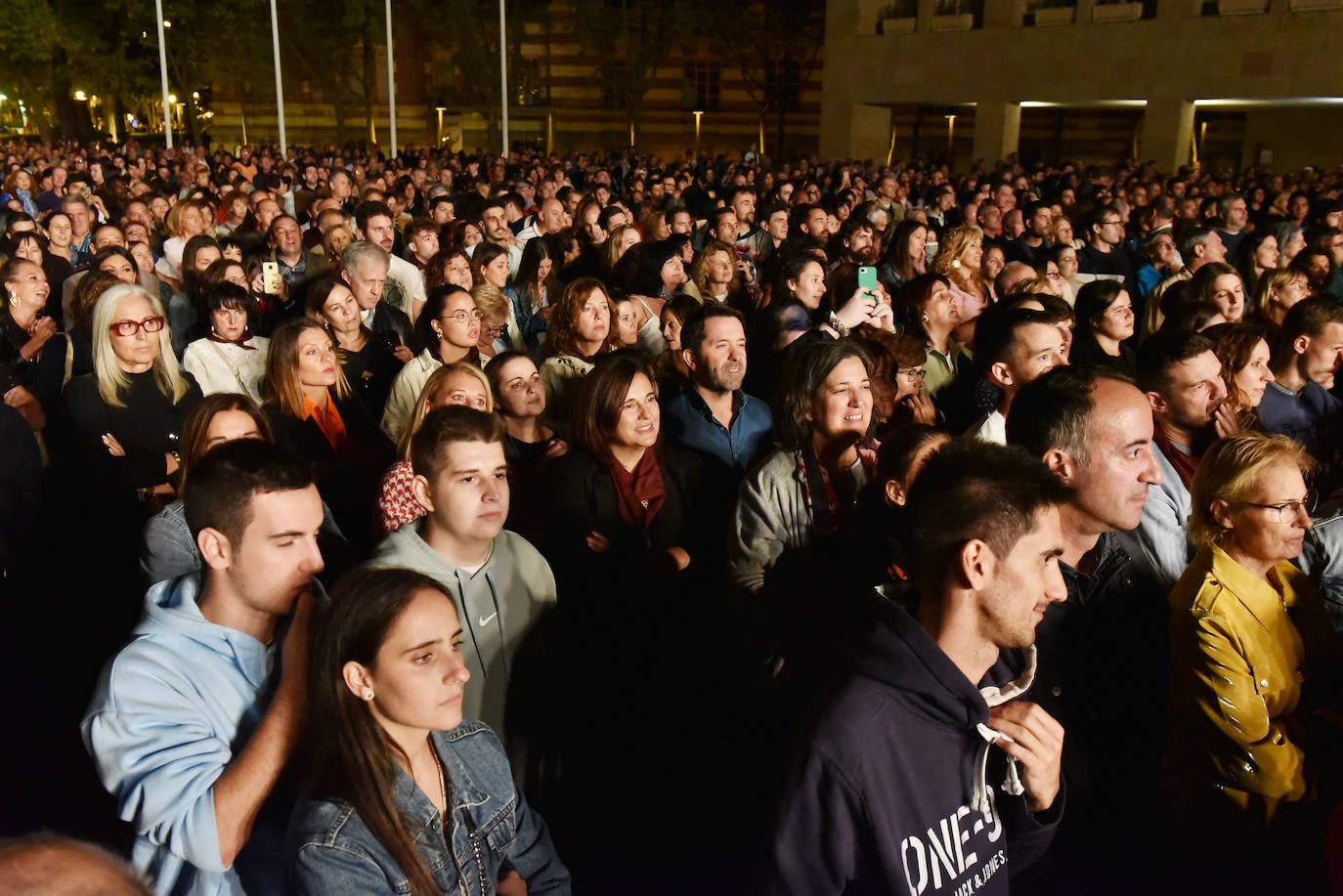 Fotos: Vanesa Martín llenó la plaza del Ayuntamiento de Logroño en su concierto de San Mateo