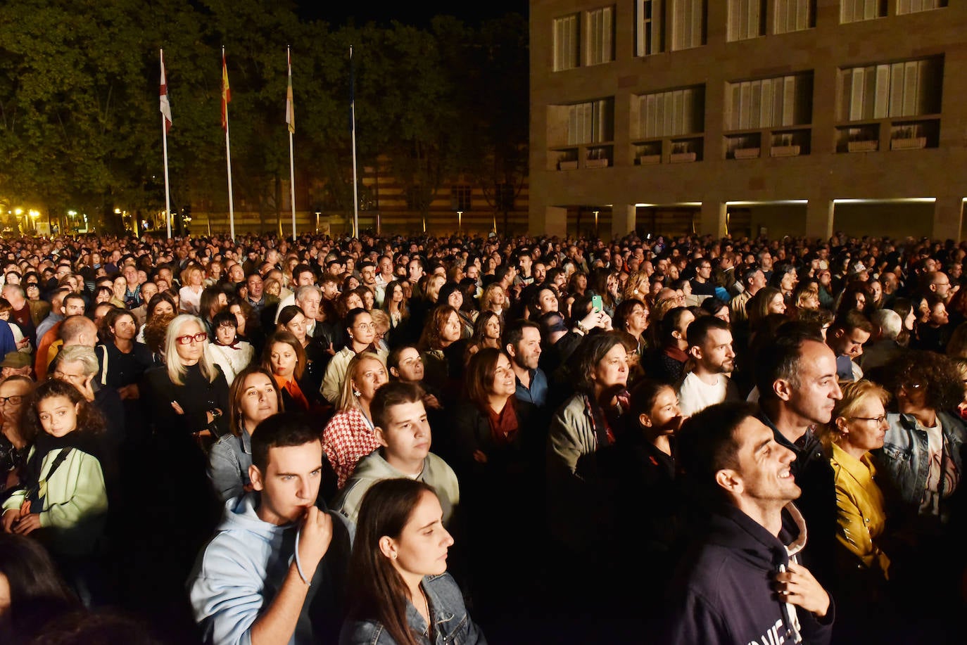 Fotos: Vanesa Martín llenó la plaza del Ayuntamiento de Logroño en su concierto de San Mateo