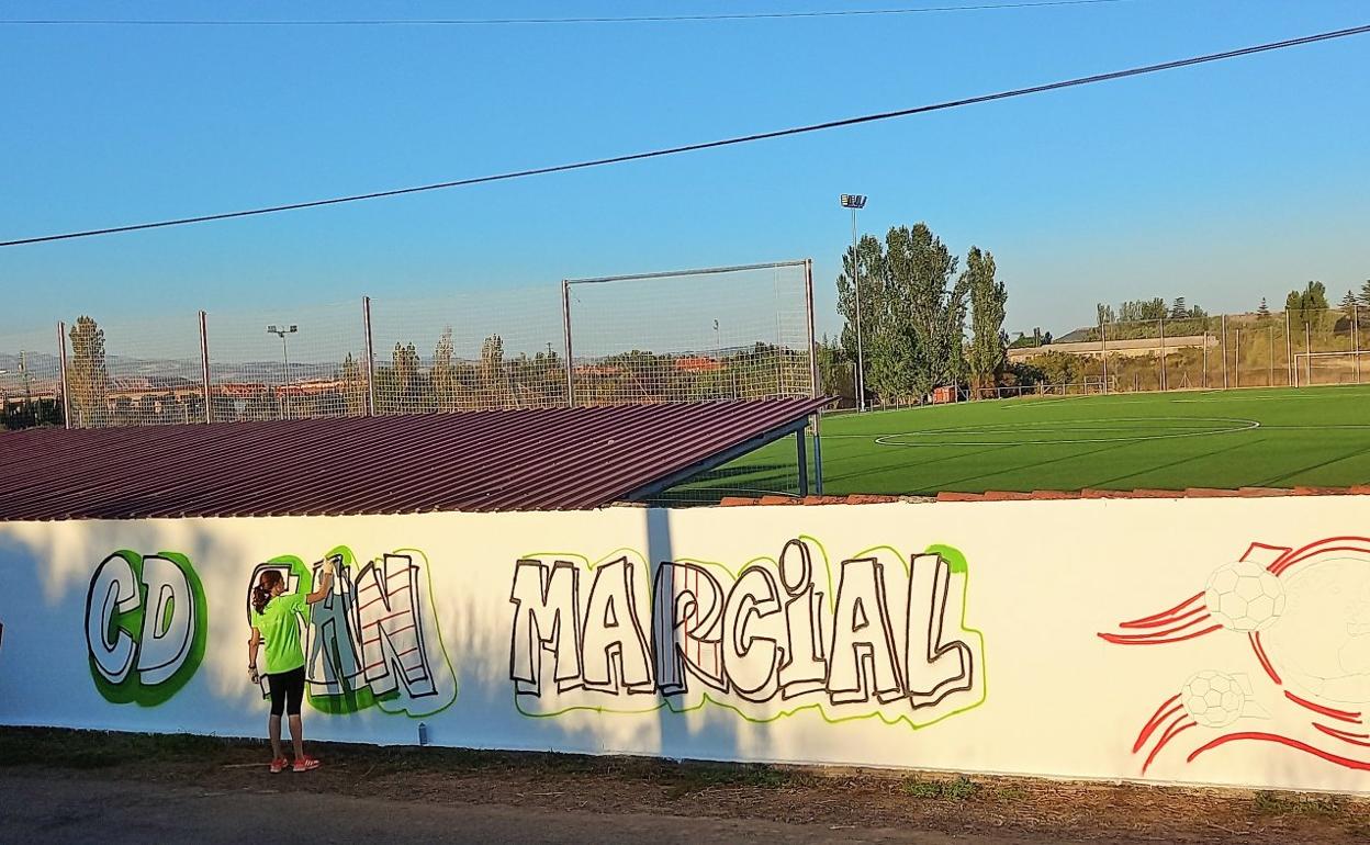 Lardero estrena césped en el campo de fútbol