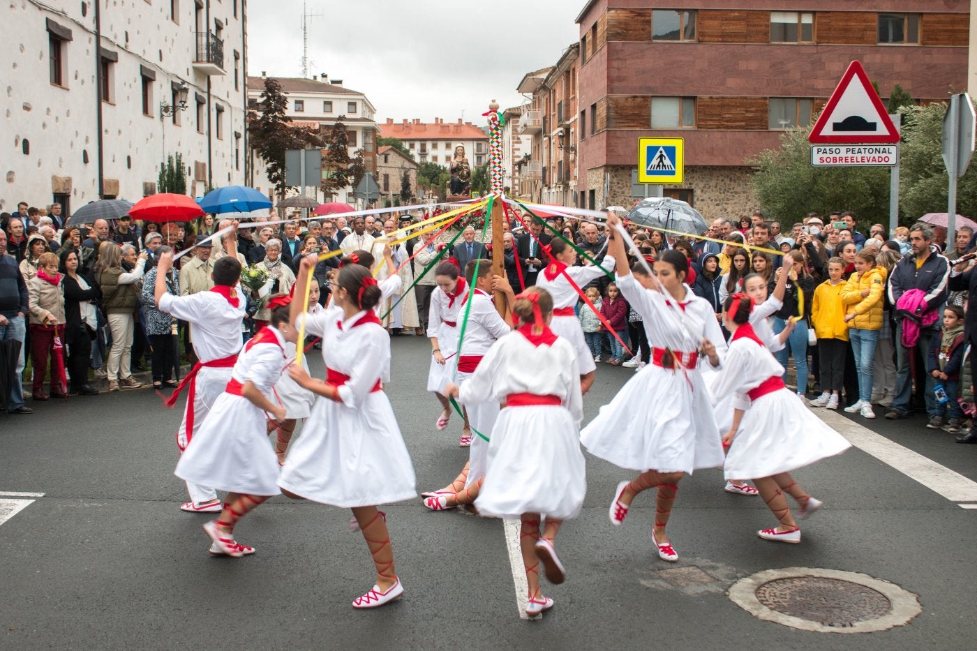 El grupo municipal de danzas, en un momento de la procesión. 