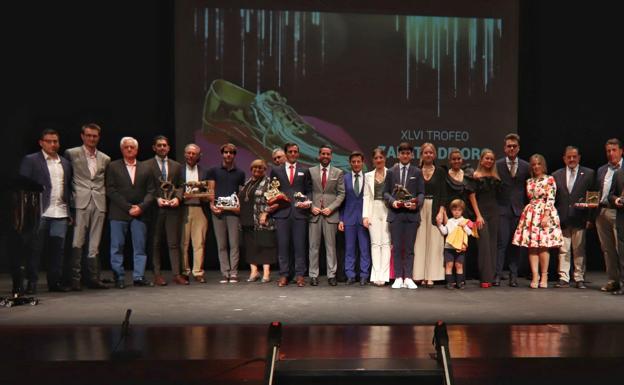 Imagen de familia de los premiados ayer, entre ellos el matador Francisco Montero, que aparece en la foto junto al alcalde, Javier García. 