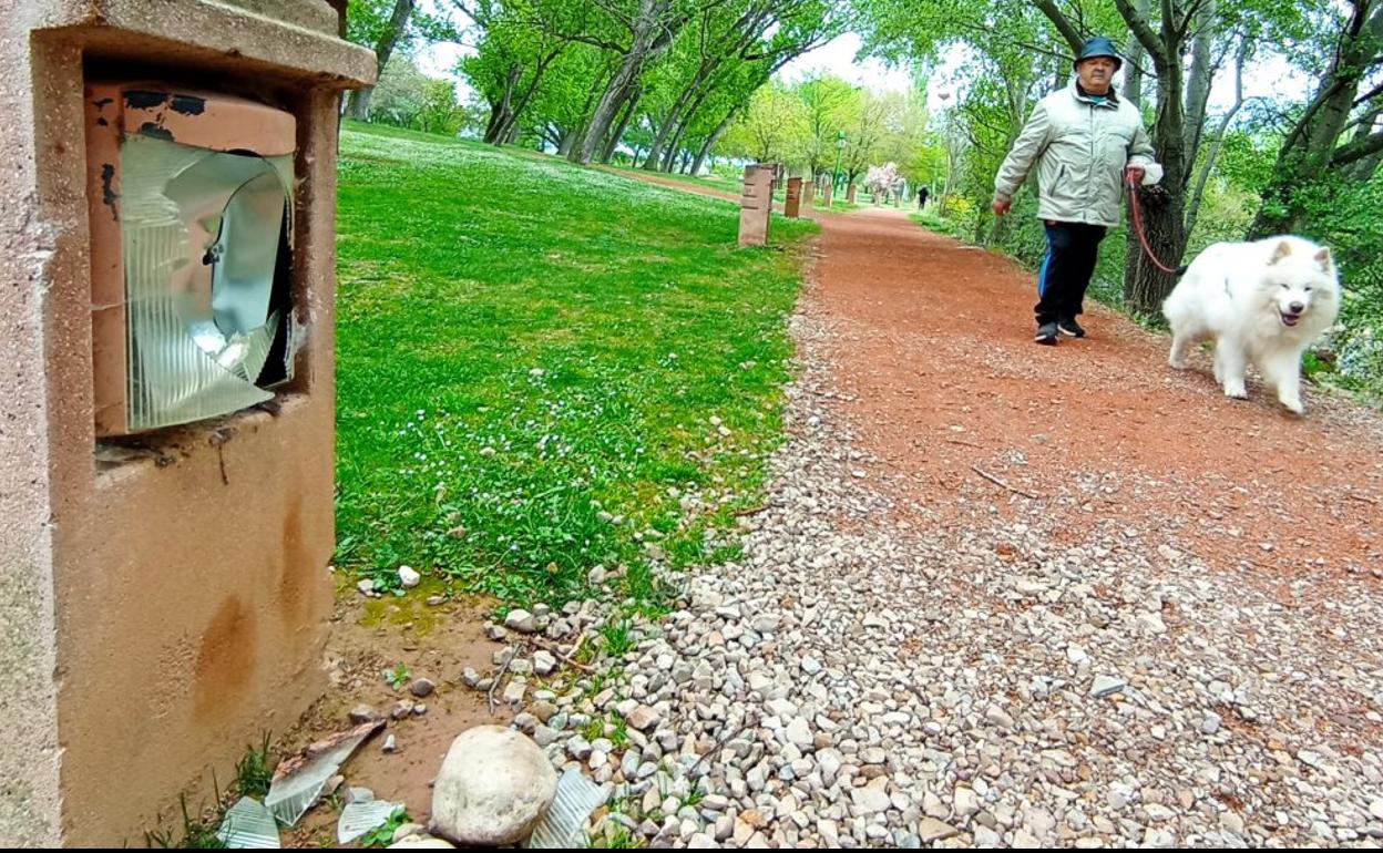 Foco del camino peatonal del parque del Cidacos destrozado con una piedra, en una imagen del pasado mes de abril. 