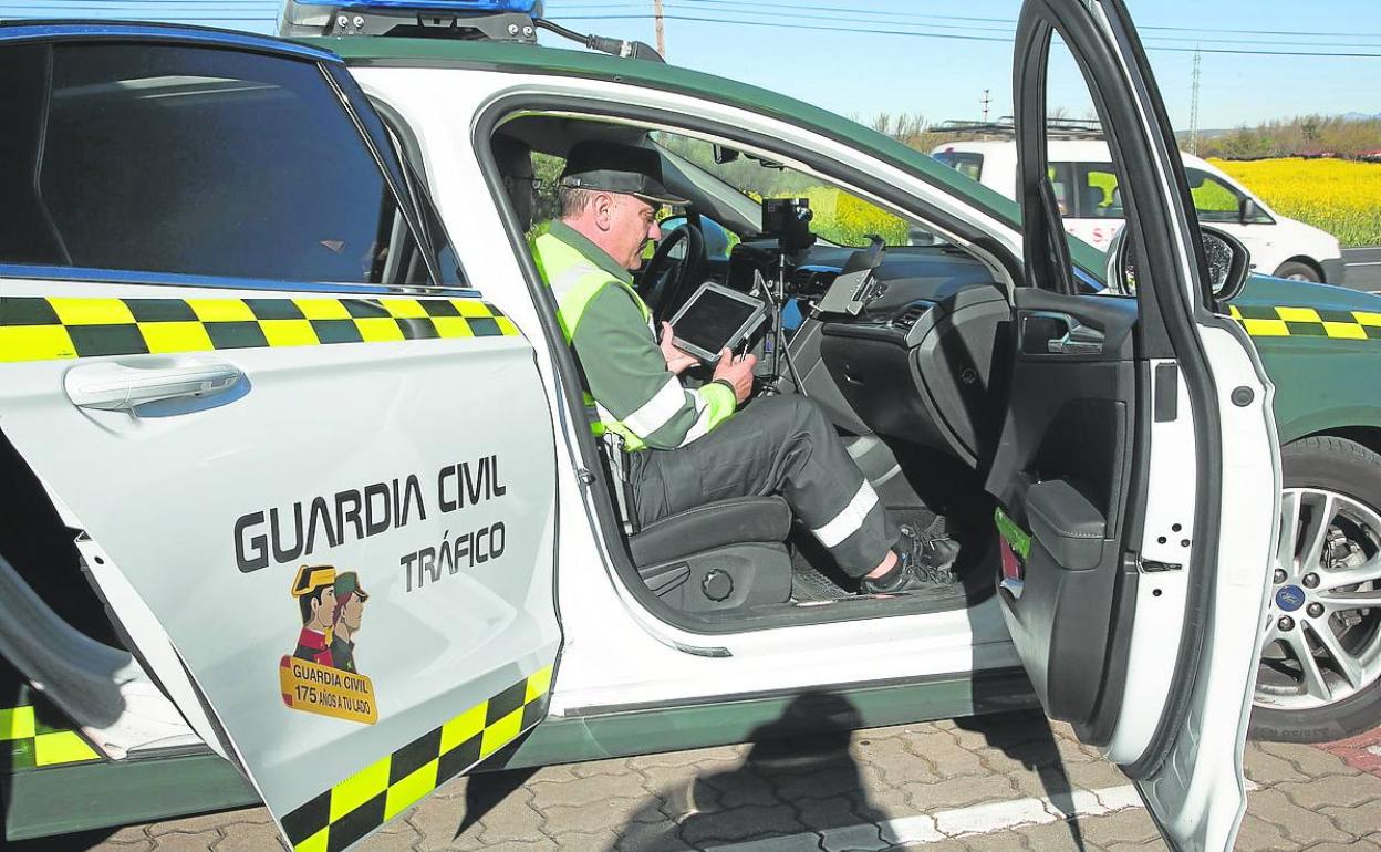 Un agente de la Guardia Civil de Tráfico controla los excesos de velocidad durante un control en una vía riojana. 