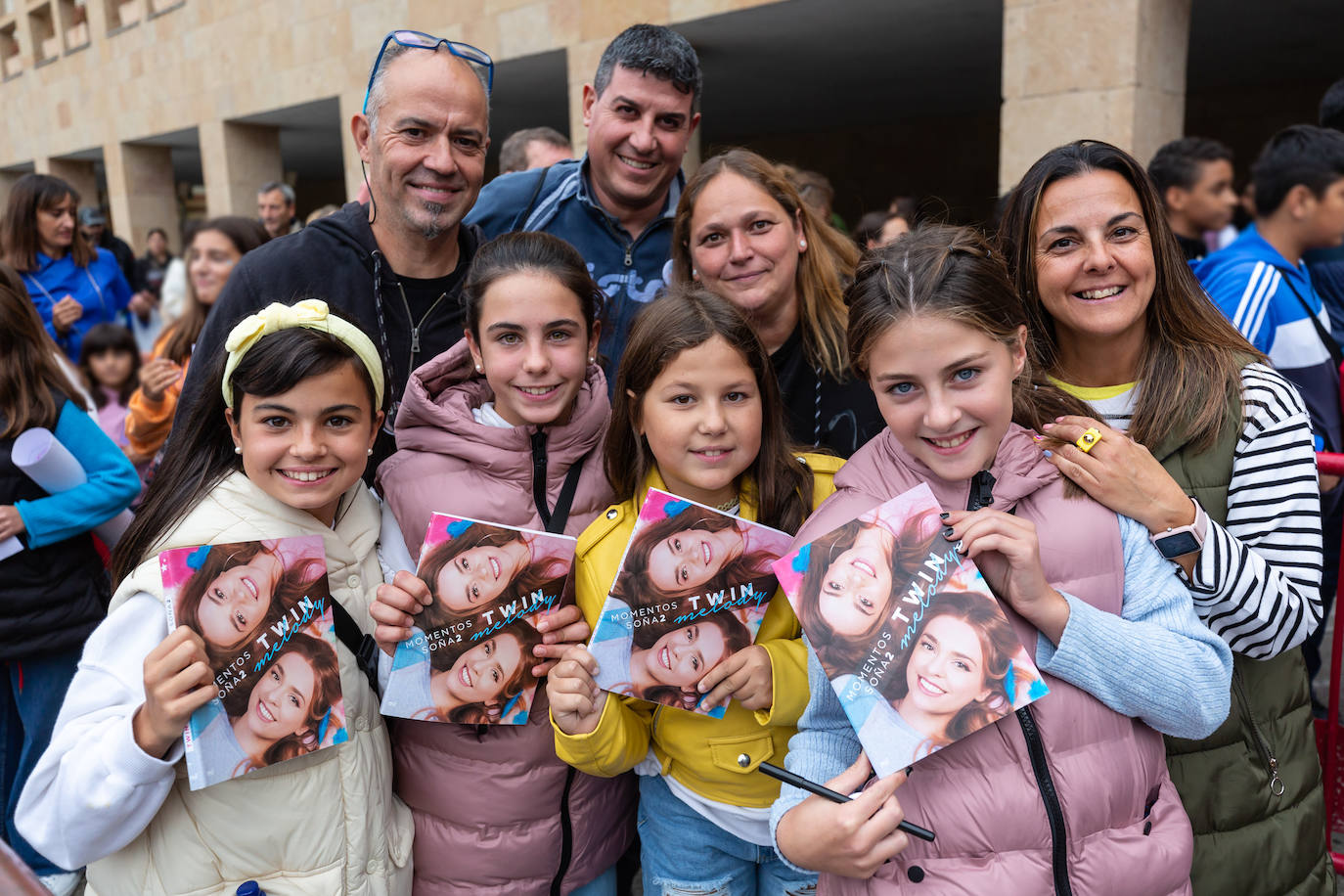 Fotos: Las Twin Melody movilizan Logroño con un Tik Tok masivo