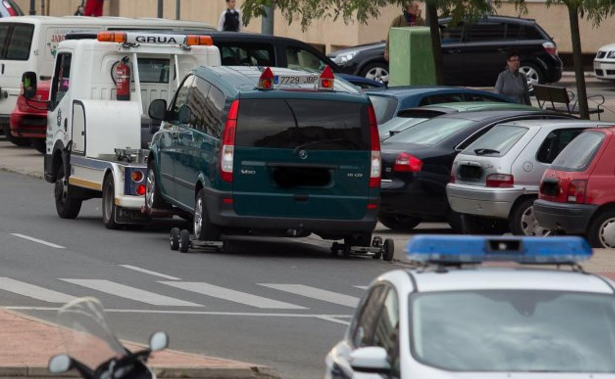 La grúa municipal retira un vehículo mal estacionado en el paseo del Prior de Logroño. 